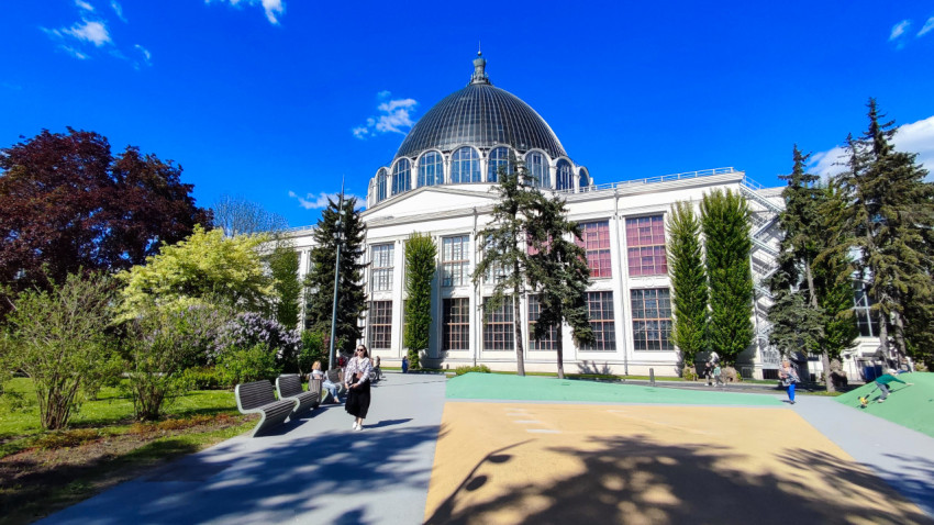 Фасад павильона «Космос» на территории ВДНХ