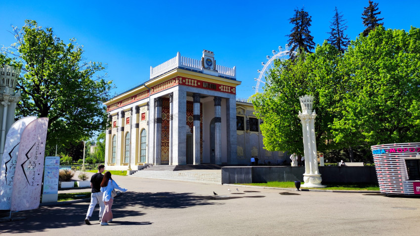 Павильон «Киргизия» на ВДНХ и прилегающая прогулочная зона