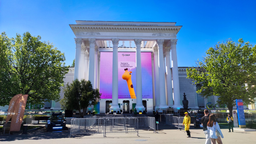 Павильон Сбера на ВДНХ с LED-экраном на колоннаде