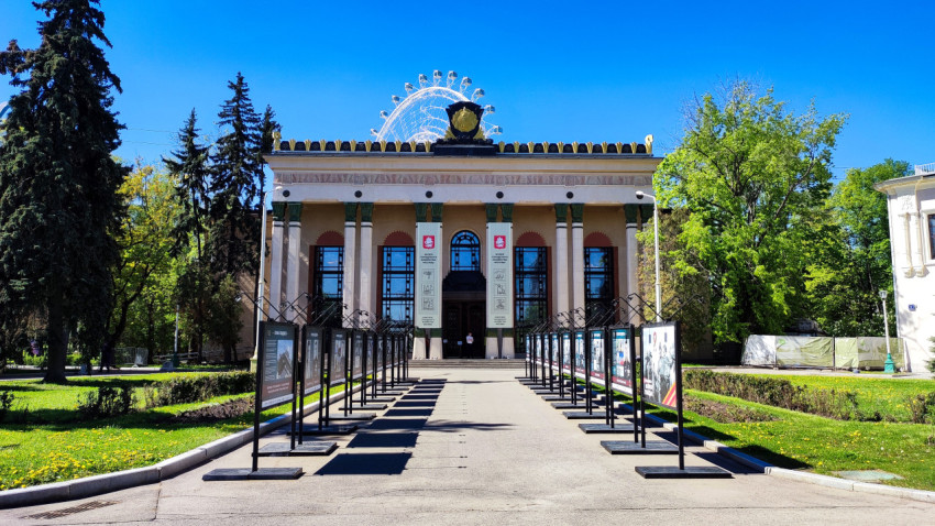 Павильон №5 ВДНХ и выставочная аллея перед входом