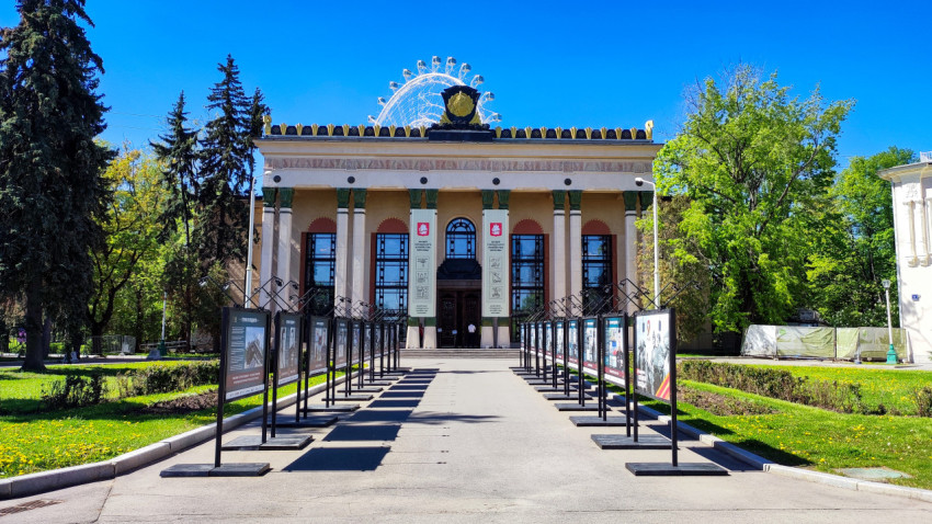 Павильон №5 ВДНХ с выставочными стендами в центре кадра