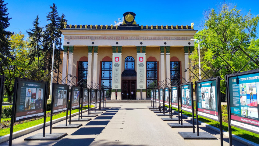 Выставочная аллея перед павильоном №5 ВДНХ