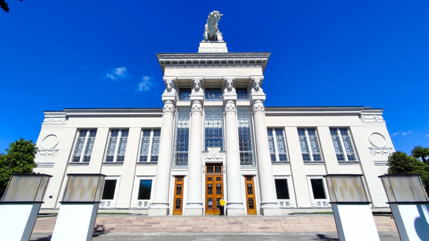 Фасад павильона «Мясная промышленность» ВДНХ