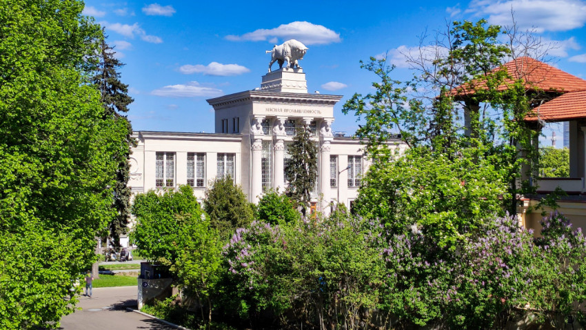 Павильон «Мясная промышленность» в окружении парковой растительности ВДНХ