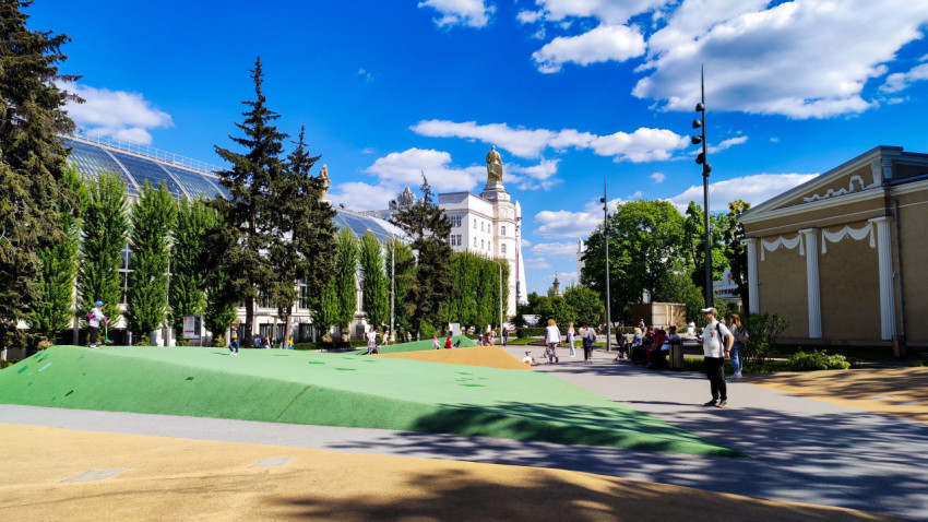 Прогулочная зона ВДНХ рядом с павильонами