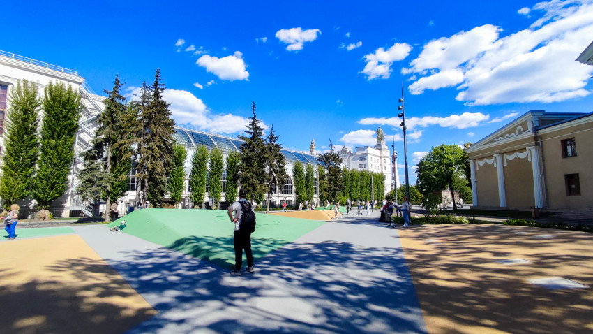 Пешеходная зона и павильоны ВДНХ