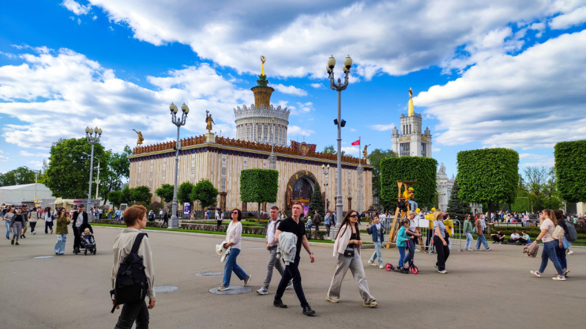 Павильон №58 «Земледелие» и посетители на центральной аллее ВДНХ