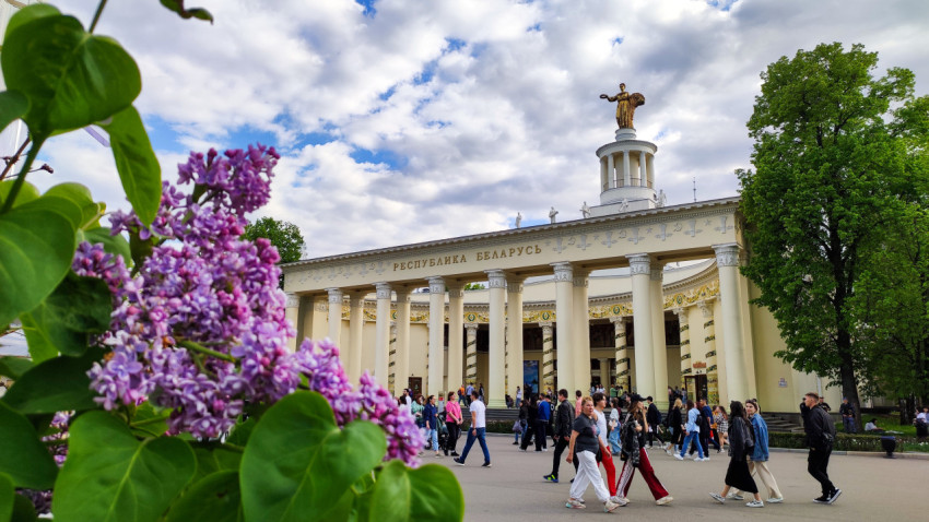 Павильон «Республика Беларусь» на ВДНХ с цветущей сиренью