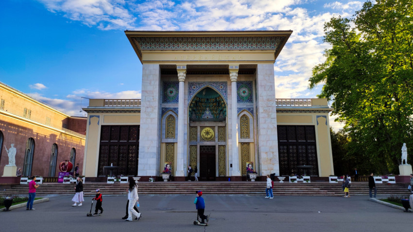 Фасад павильона «Азербайджан» на ВДНХ