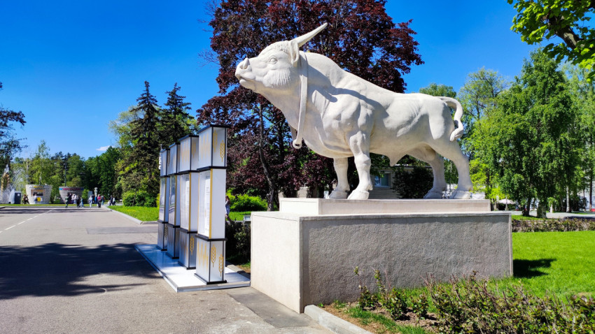 Скульптура быка у павильона «Мясная промышленность» ВДНХ