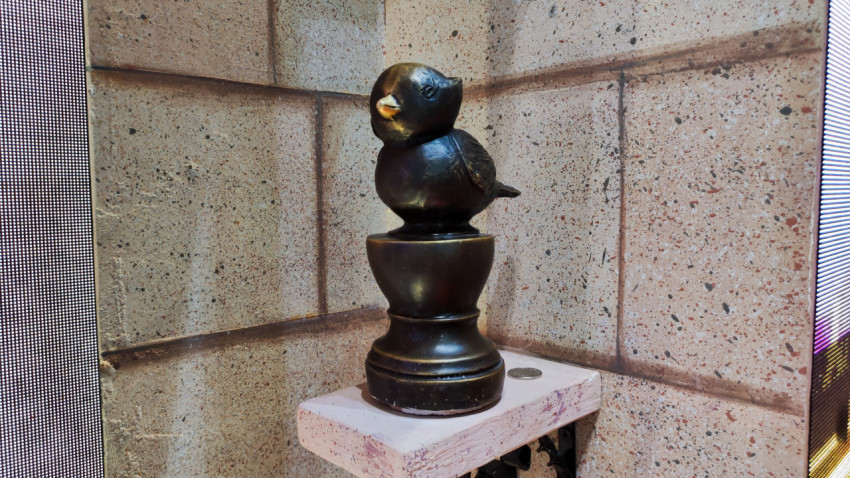 Миниатюрная скульптура «Чижик-Пыжик» в экспозиции Санкт-Петербурга