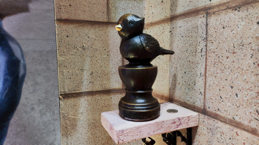 Миниатюрная скульптура «Чижик-Пыжик» на стенде Санкт-Петербурга