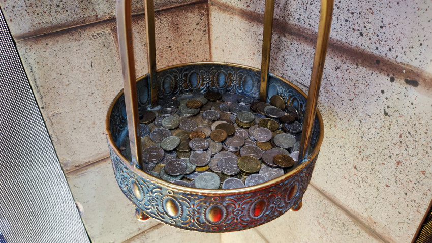 Чаша с монетами под скульптурой «Чижик-Пыжик»