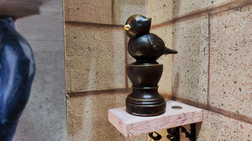 Миниатюрная скульптура «Чижик-Пыжик» на выставочном стенде