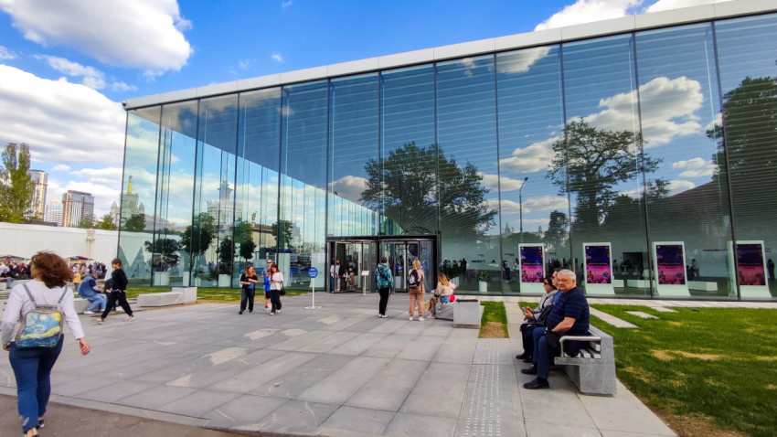 Фасад павильона «Атом» и общественное пространство ВДНХ