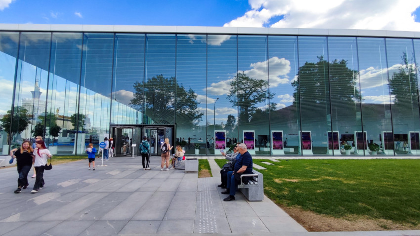 Входная зона павильона «АТОМ» на ВДНХ