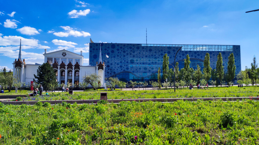 Москвариум и павильон № 25 «Нефть» среди цветников ВДНХ