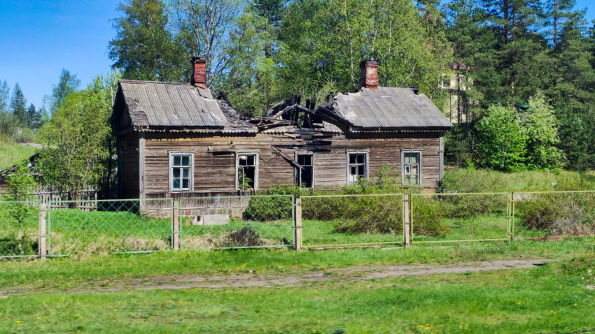 Заброшенный деревянный дом с повреждённой крышей