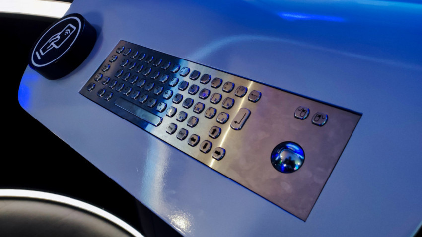 Панель терминала с клавиатурой и зоной бесконтактного доступа