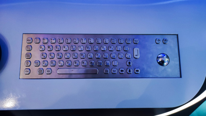 Встроенная клавиатура терминала с шаровым манипулятором