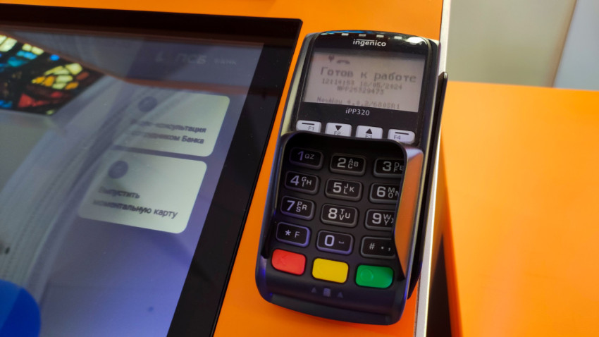 Платёжный терминал Ingenico в составе демонстрационного банкомата
