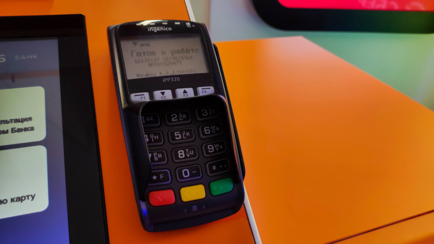 Платёжный терминал Ingenico IPP320 в демонстрационной зоне