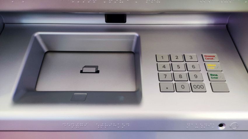 Крупный план клавиатуры и приёмного отсека банкомата