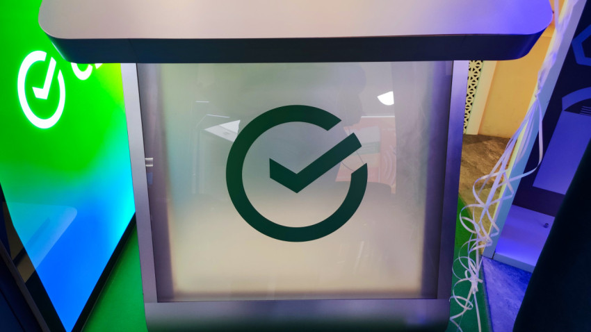 Логотип Сбербанка на банкомате