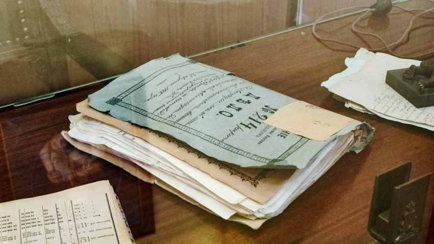 Папка с архивными документами на столе исторического офиса