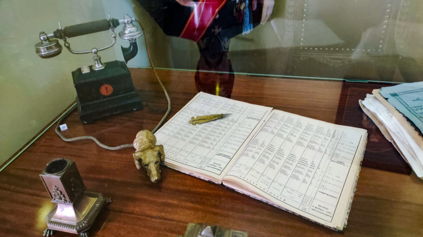 Телефонный аппарат и документы в исторической экспозиции Сберегательной кассы