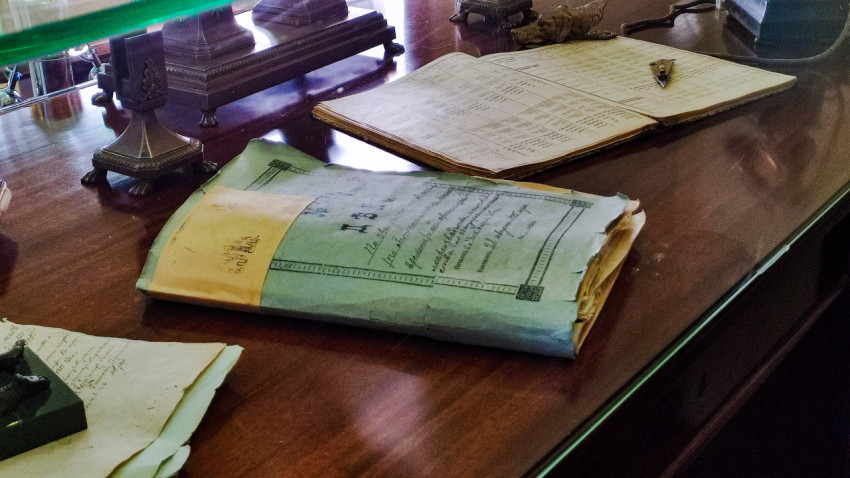 Архивная папка и книга учета в экспозиции исторического офиса