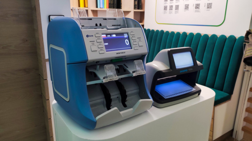 Счётная машина и детектор валют в зоне тестирования Сбера