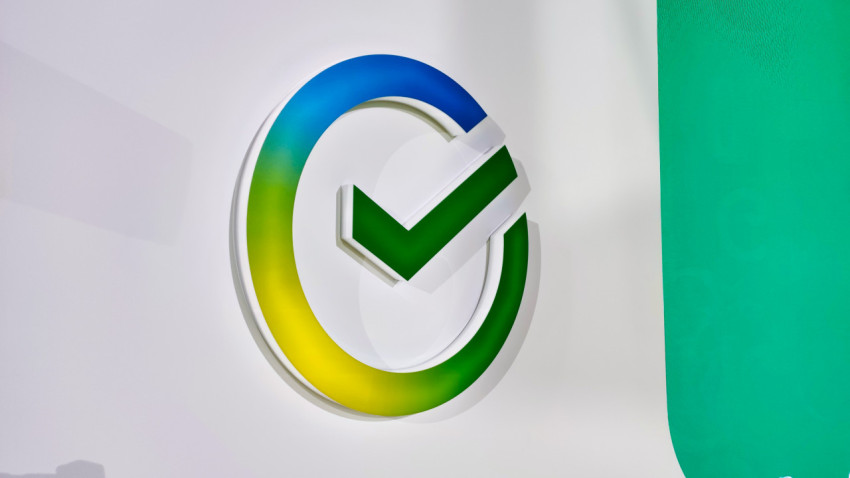 Логотип Сбера на стене павильона