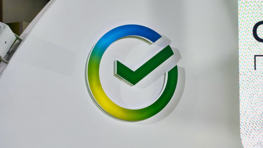 Логотип Сбера на панели выставочного павильона