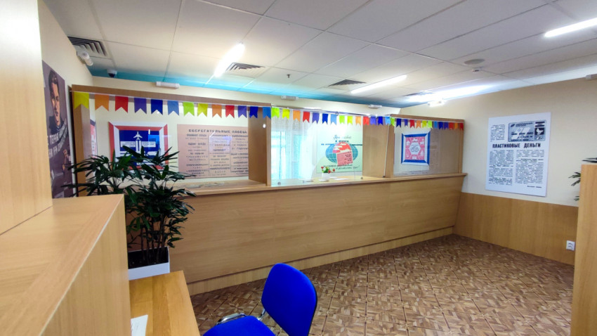 Зал экспозиции с инсталляцией сберегательной кассы СССР