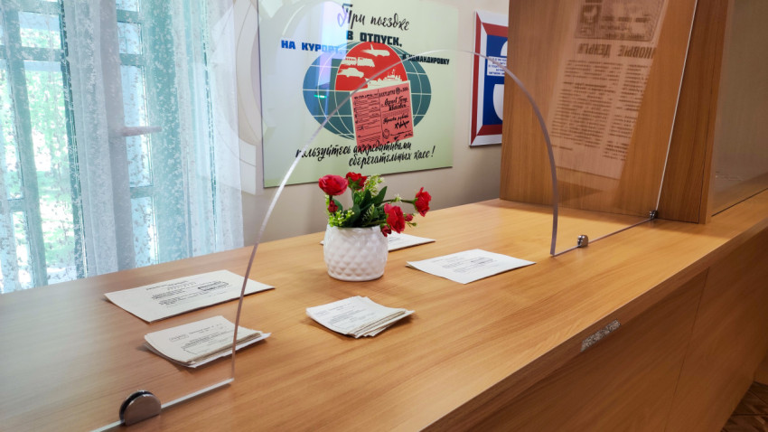 Рабочее место кассира с защитным экраном в реконструкции сберкассы