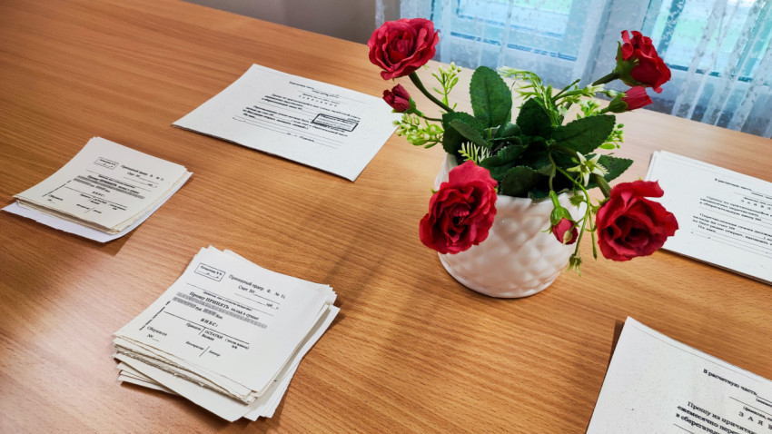 Банковские бланки и рабочая поверхность в реконструкции сберкассы СССР