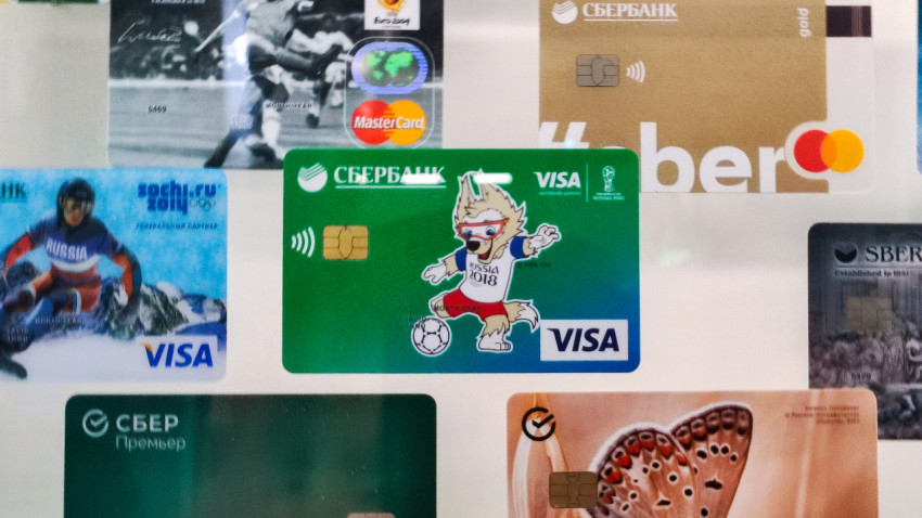 Банковская карта Visa c символикой чемпионата мира 2018 года на стенде Сбера
