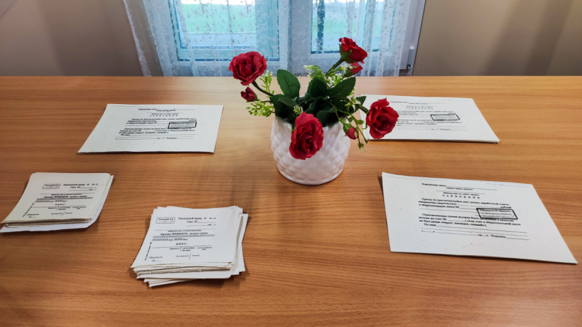 Стол с банковскими бланками в реконструкции сберкассы