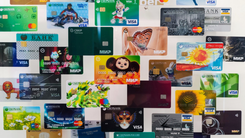 Коллекция банковских карт Сбера с различным дизайном