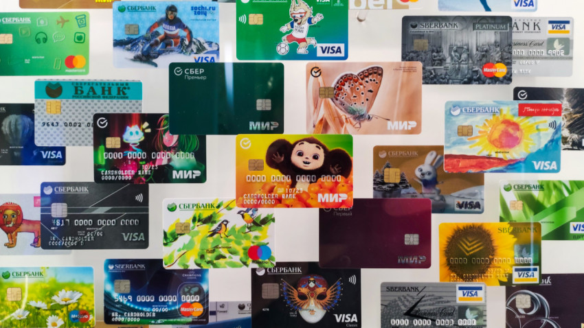 Коллекция банковских карт Сбера на экспозиционном стенде