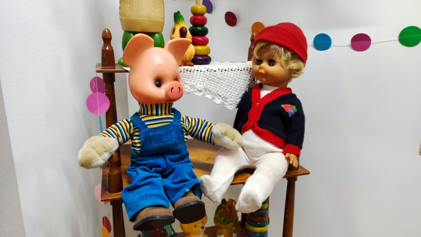 Игрушечные куклы и персонажи на полке детской зоны