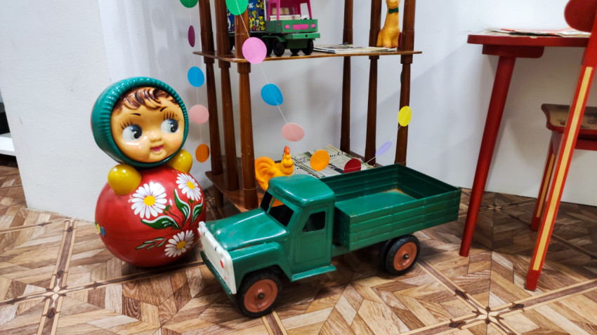 Советские детские игрушки в игровой зоне музейной экспозиции