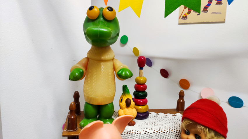 Пластиковая игрушка в виде крокодила в детской экспозиции