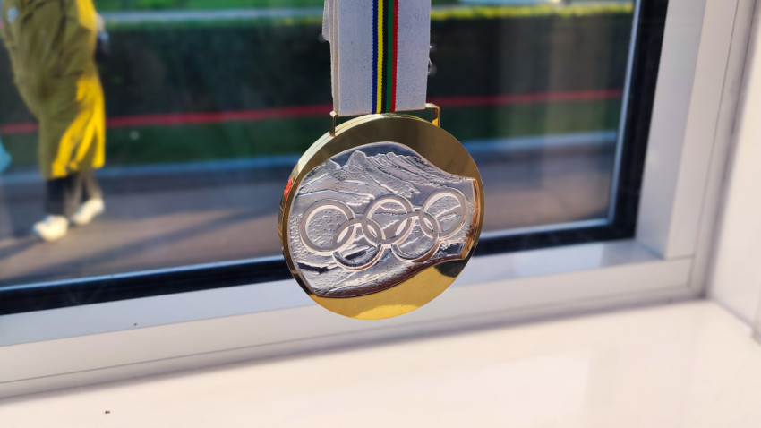 Медаль с олимпийскими кольцами в витрине экспозиции «Аллея славы»