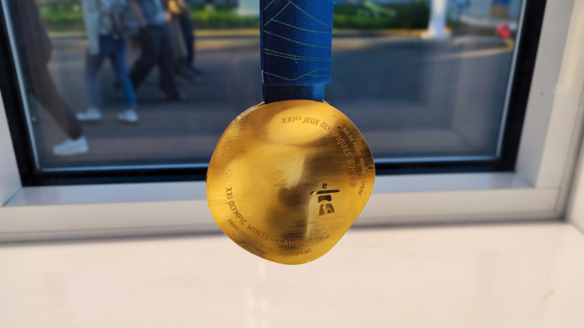 Олимпийская медаль зимних Игр Ванкувер 2010 года в витрине экспозиции