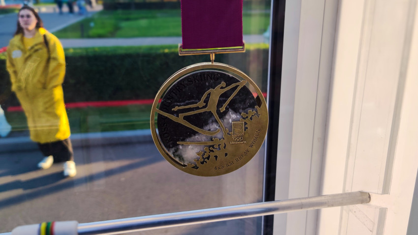 Олимпийская медаль зимних Игр Лиллехаммер 1994 года в экспозиции «Аллея славы»