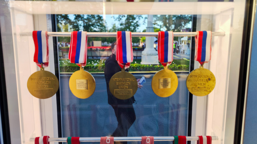 Медали Международного союза биатлонистов в экспозиции «Аллея славы» на ВДНХ