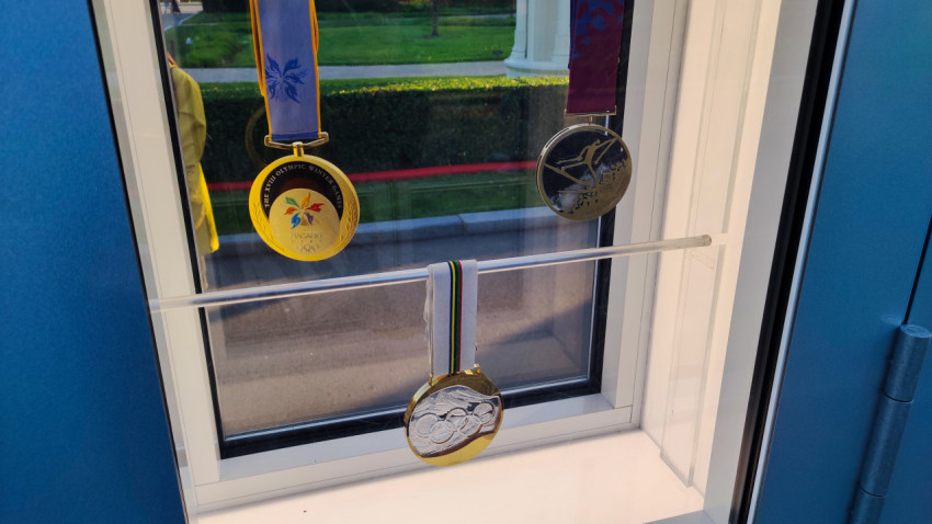 Олимпийские медали в стеле экспозиции «Аллея славы» на ВДНХ