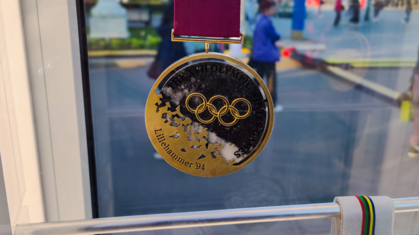 Медаль XVII зимних Олимпийских игр Лиллехаммер 1994 года в витрине стелы